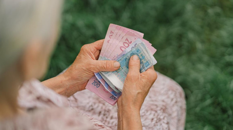 Перерахунок пенсії у жовтні та грудні: кому додадуть 300 грн, а хто отримуватиме три тисячі гривень