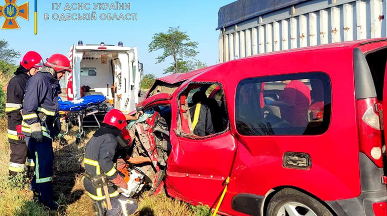 Аварія на трасі Одеса-Рені: водія діставали з салону спеціальними інструментами