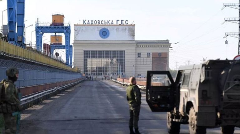 Як прикривають міст на Каховській ГЕС