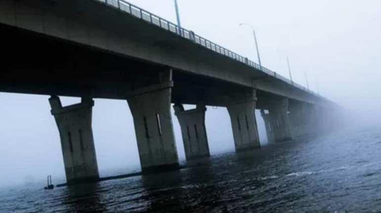 ЗСУ знову влучили по Антонівському мосту: окупанти оточили переправу і нікого не пропускають