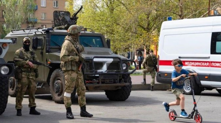 У Мелітополі на спортмайданчиках росіяни вербують дітей вчитися у їх закладах освіти