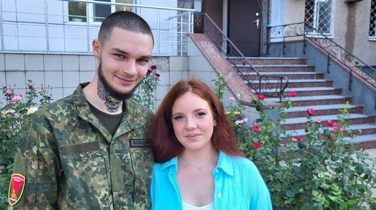 В Южноукраїнську одружилася юна пара: 21-річний військовослужбовець та 19-річна студентка