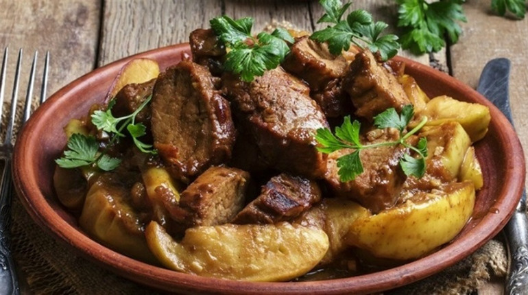 Рецепт дня: куряча печінка з яблуками