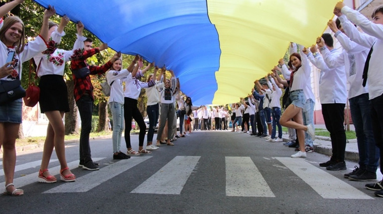 До Дня Прапора у місті розгорнуть кількаметровий стяг та створять плакат з відбитками дитячих долонь