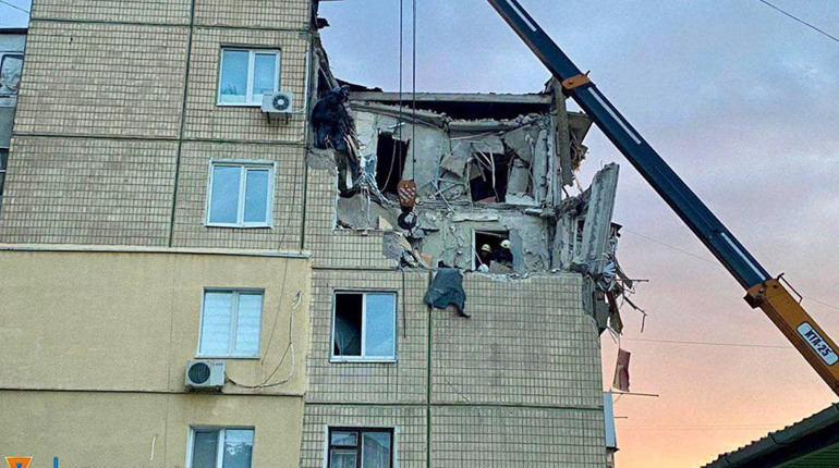 Російський агресор масово обстріляв Нікополь вночі: є загиблі та поранені серед містян