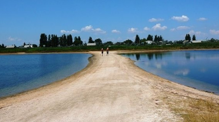 Ціни на відпочинок на Арабатській Стрілці впали вдвічі