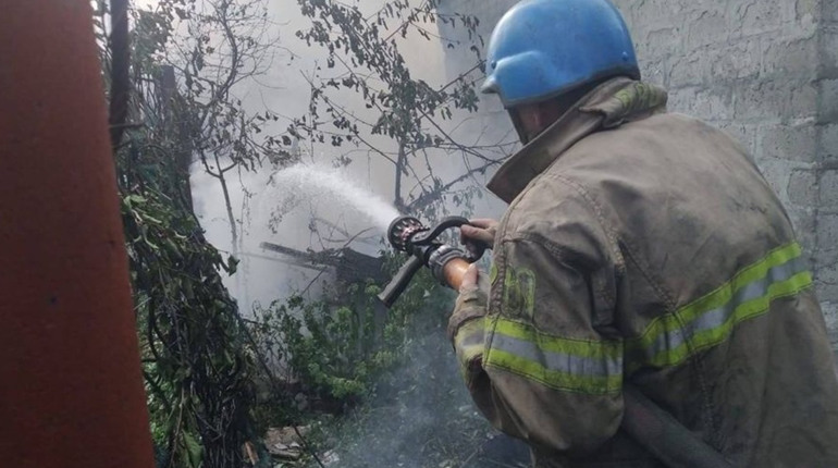 Після обстрілу в Торецьку спалахнув приватний будинок
