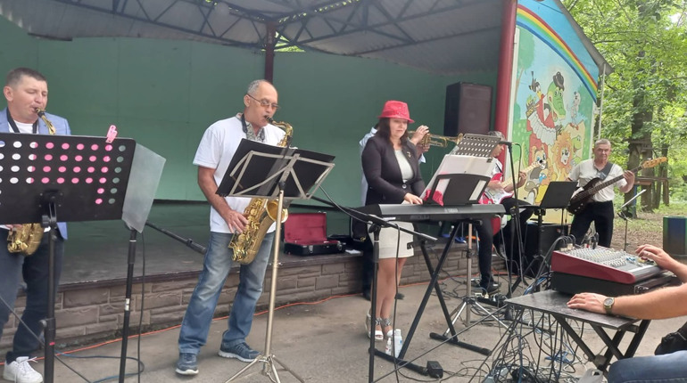 Запальні ритми та популярні мелодії. У Дитячому парку відбувся концерт ансамблю "Ва-банк"