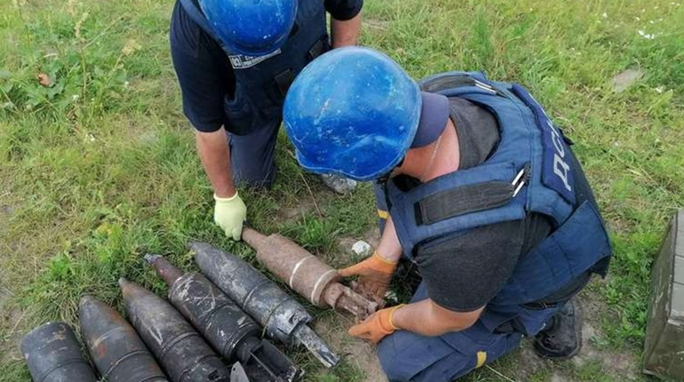 Заміновані навіть цвинтарі: луцькі піротехніки про роботу на Чернігівщині (фото)