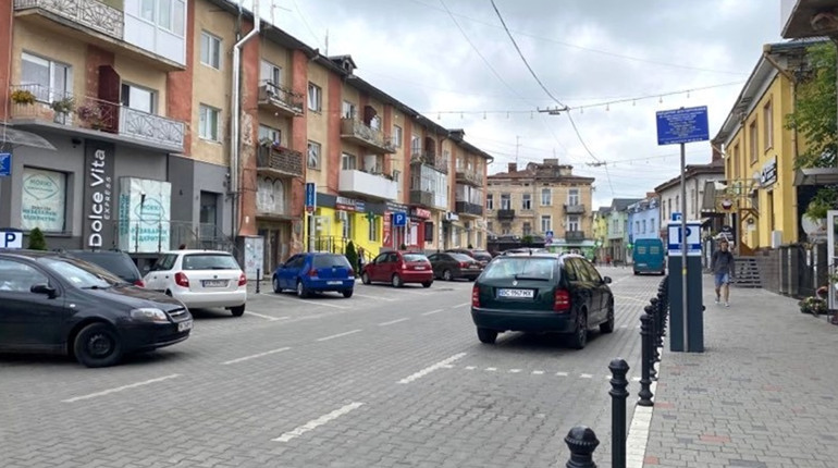 На вулиці Шолом Алейхема встановили паркомати: як тепер платити за парковку