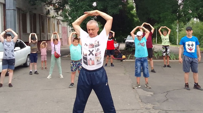 В міському парку Южноукраїнська діти переселенців займалися йогою. Дивіться ФОТО
