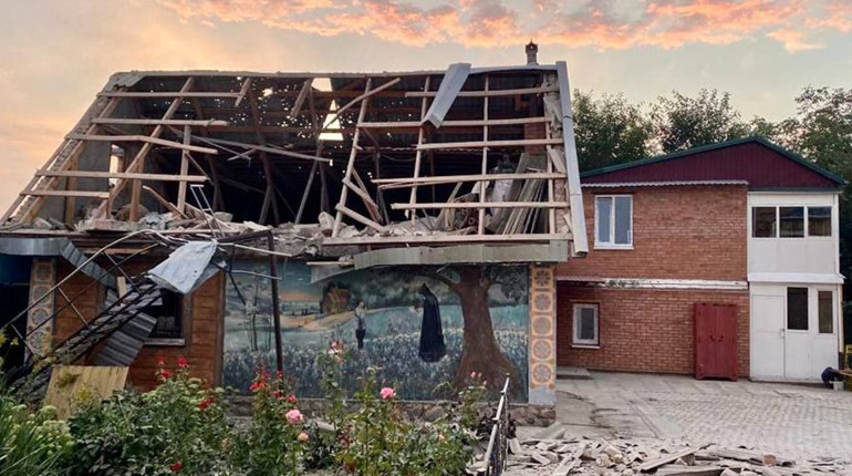Криворізький та Нікопольський райони обстріляли тричі за ніч, поранено жінку