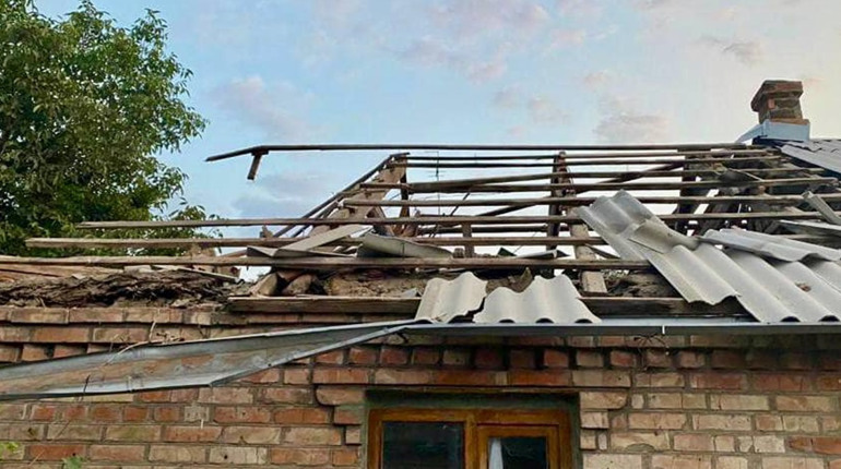 Ворог двічі обстріляв Нікополь зі ствольної артилерії: наслідки від ДСНС