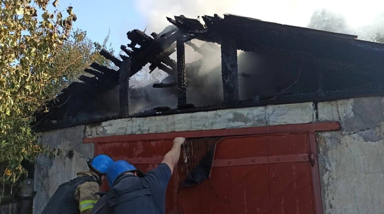 Наслідки ворожих обстрілів: у Торецьку спалахнула пожежа