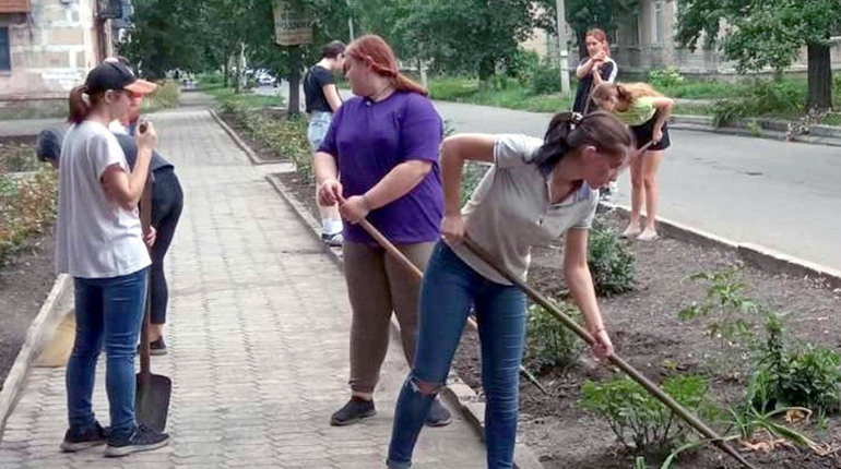 Новогродівські підлітки 2 тижні прибирали громаду. Що за це отримали