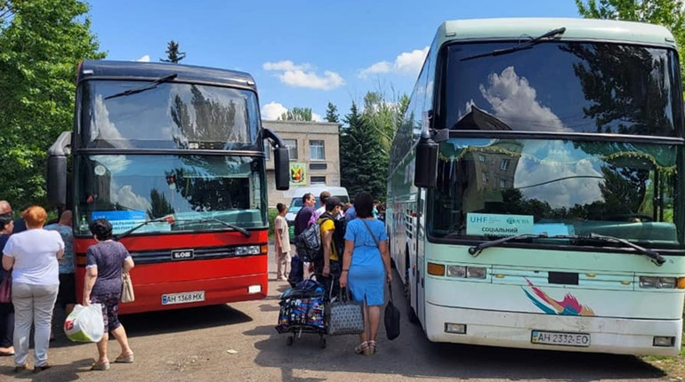 Жителів Торецька евакуюють у більш безпечні регіони. Як виїхати безоплатно