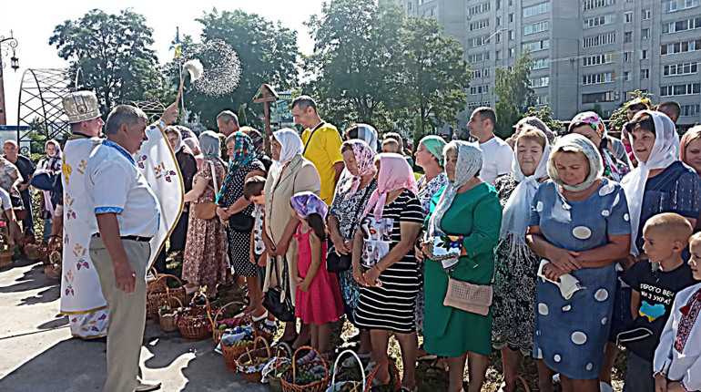 Свято Преображення Господнього у Нетішині: віряни освятили кошики з плодами (фото)
