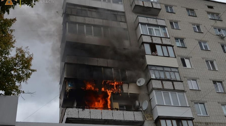 Пожежа в багатоповерхівці: вогонь знищив дві квартири, а шістьох людей евакуювали рятувальники