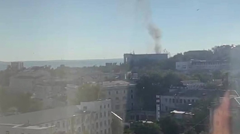 Вибух в Севастополі. "Український" безпілотник нібито потрапив в дах штабу.