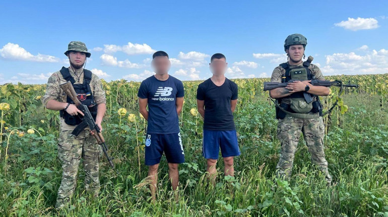 Тікали від повісток соняшниковим полем: на Одещині спіймали "на гарячому" трьох ухилянтів