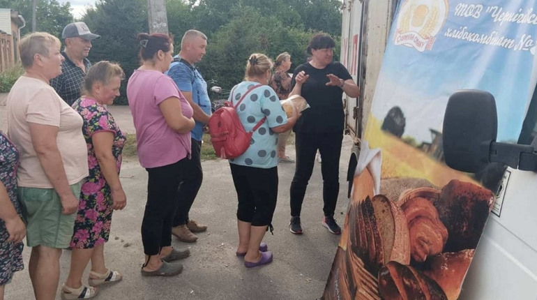 Жителі Чернігівщини отримують безкоштовний хліб: хто і коли роздає його людям