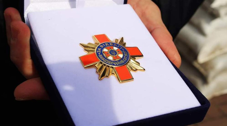 Рятувальників Нікопольщини нагородили нагрудними знаками та черговими званнями