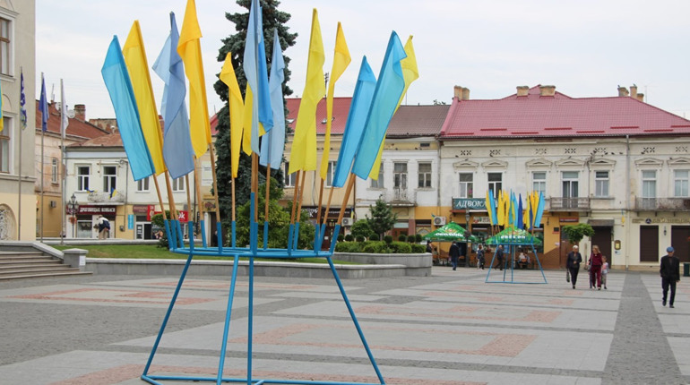 Український стяг на кожному будинку: у Дрогобичі готуються до Дня прапора