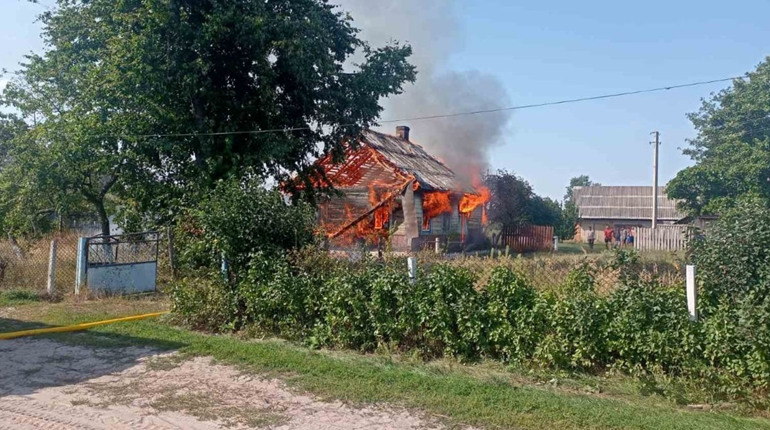 У селі Серники вогнеборці ліквідували пожежу в приватному житловому будинку