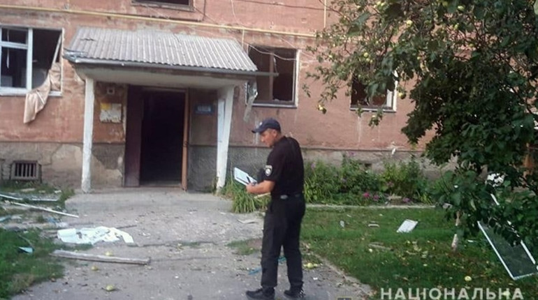 У Шепетівці поліцейські документують наслідки ворожих ракетних ударів