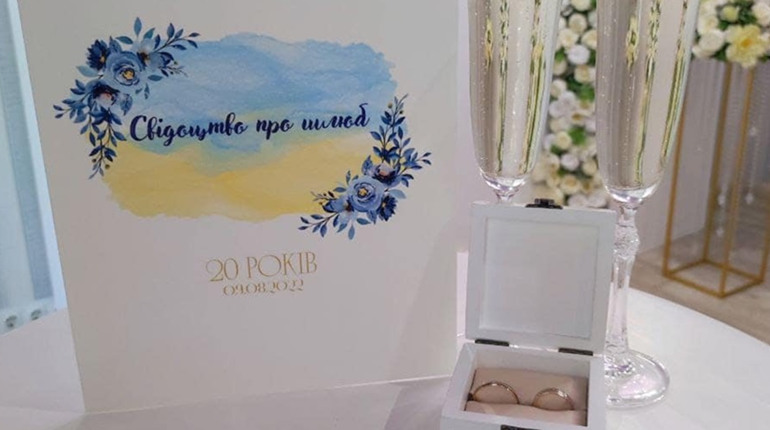 На День Незалежності у перервах між сиренами в Чернігові розписались чотири пари