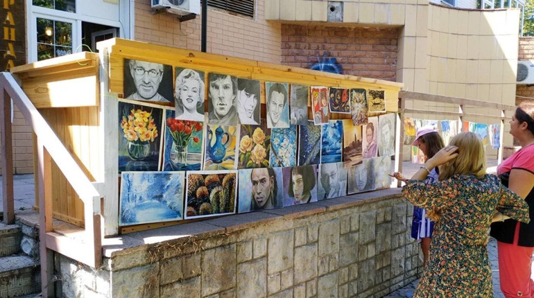 У Жовтих Водах провели виставку картин та зібрали гроші на підтримку безпритульних тварин