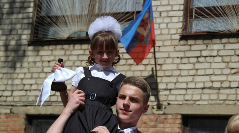 На Луганщині окупанти платять гроші учням за відвідування шкіл. Скільки можна підзаробити
