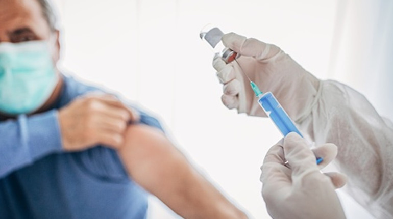 Внутрішніх переселенці планують масово вакцинувати від ковіду. Як це думають зробити