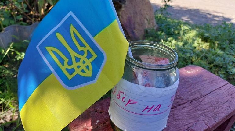 Блокпост та перепустка: у Кінецьполі діти зібрали гроші на допомогу ЗСУ