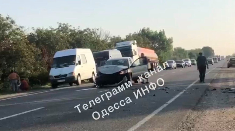 Біля села Мирне на трасі Одеса-Рені сталася аварія: авто перекинулось в кювет (відео очевидців)