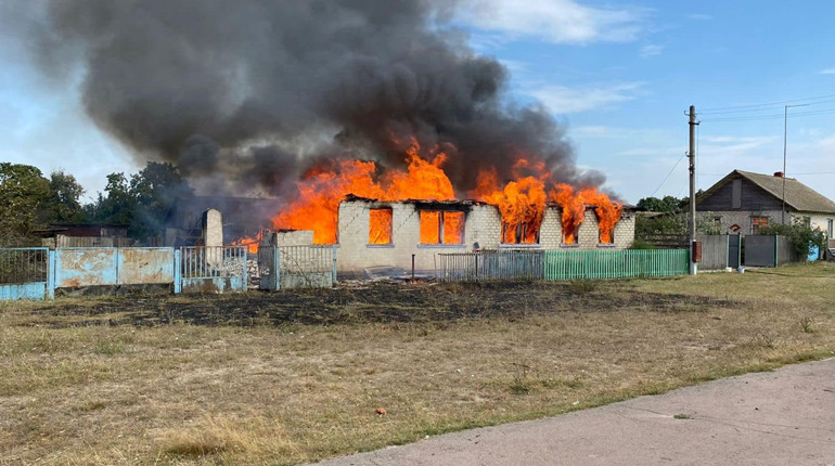 Знищили будинок та вбили корів: росія обстріляла село чернігівського прикордоння
