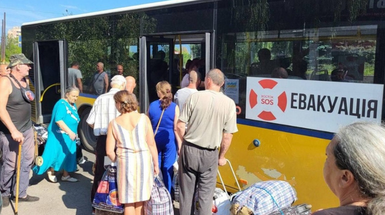 Херсонців просять виїхати з окупації та не заважати ЗСУ: куди звертатися по допомогу