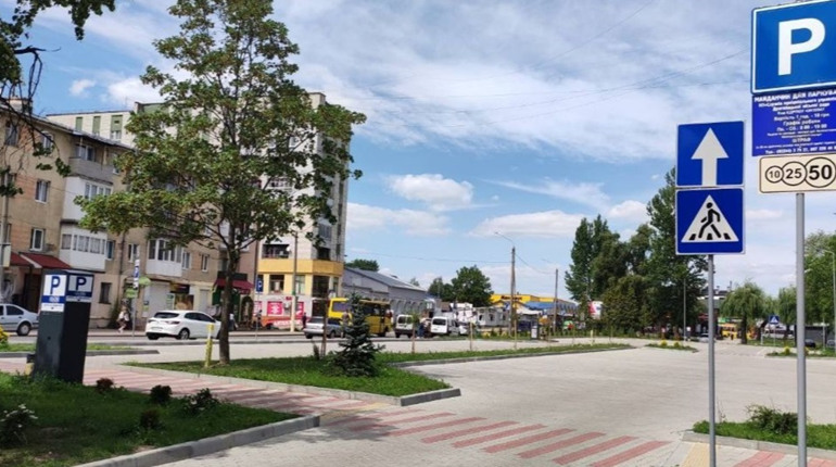 Плата за парковку скасована: на вулиці Пилипа Орлика можна залишити авто безкоштовно
