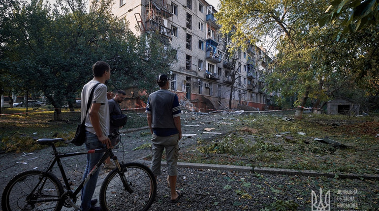 Росіяни обстріляли Курахове. Згоріли автомобілі та муніципальна техніка