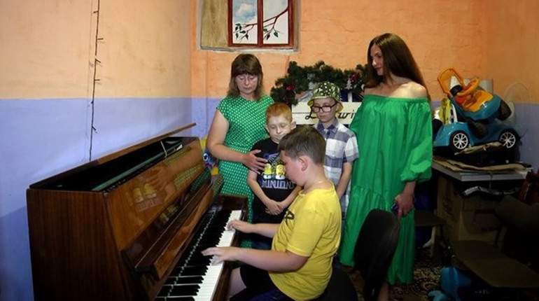 10-річному хлопчику з Попасної подарували нове піаніно на Житомирщині