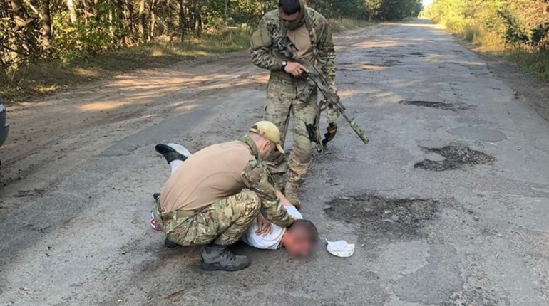 Затримано чоловіка, який інформував ФСБ щодо знаходження військових та техніки на Шосткинщині