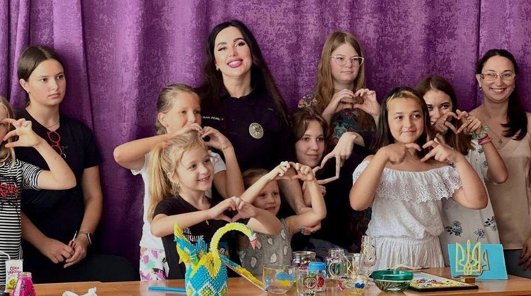 Діти-переселенці з Херсонщини разом з поліцейськими вчилися майструвати обереги (фото)