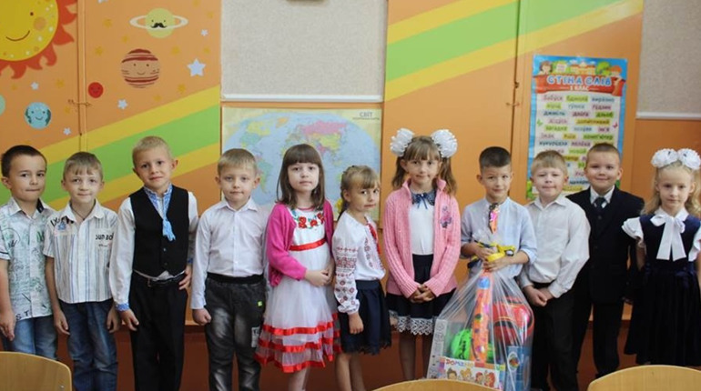 Гадяцькі першачки отримали подарунки на День знань – настільні ігри та м'ячі