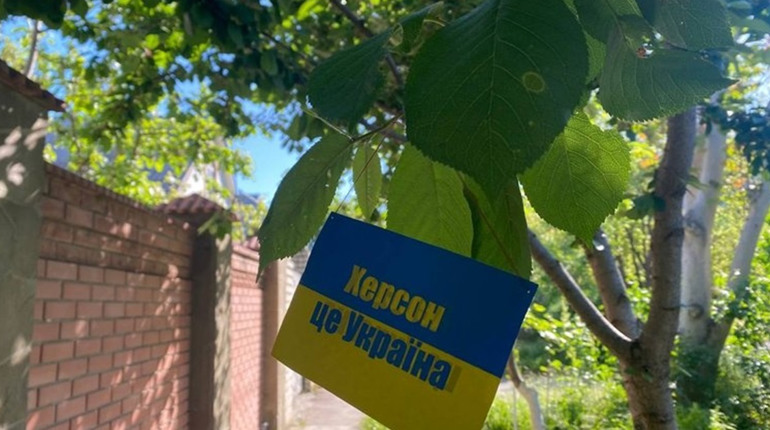Активісти Жовтої Стрічки маркують будівлі, де може проходити референдум
