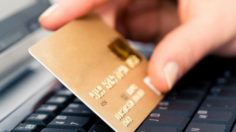 У Лозовій жінка продавала через соцмережі неіснуючий одяг. Як аферистка "розводила" людей