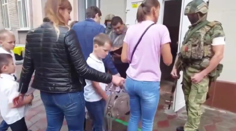 На Херсонщині школи охороняють бійці росгвардії з автоматами, які навесні розганяли мітинги