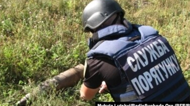 Російські окупанти обстріляли Курахове: поранено піротехніка