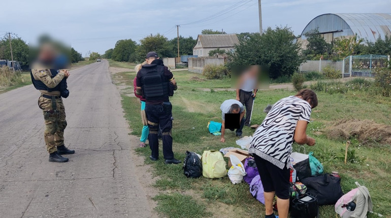 Кілька кілометрів пішки та вбрід через Інгулець: як рятуються жителі Херсонщини від окупації і війни