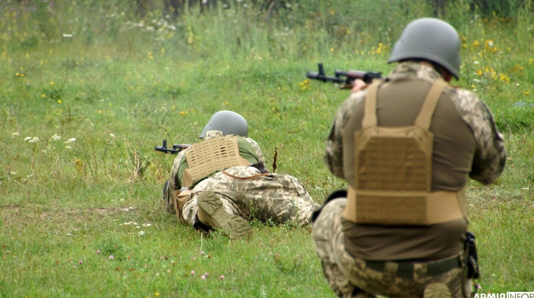 Захисники Полтавщини поліпшують навички та вміння стрільби з кулемета в польових умовах
