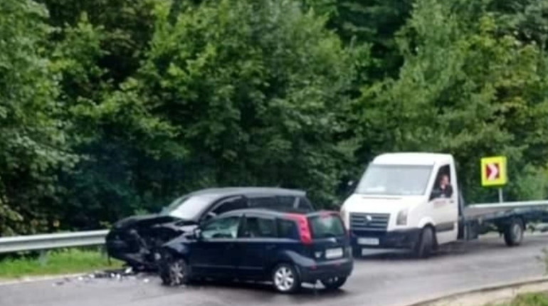 На Дрогобиччині за вихідні трапилось три ДТП, в одній з них постраждали четверо людей
